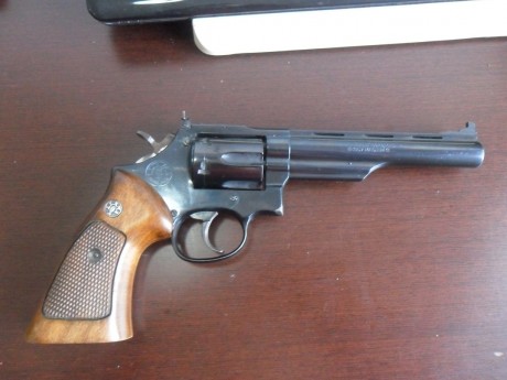 Pues pongo en venta un revólver marca LLAMA modelo COMANCHE III del calibre 357 Magnum de 6" de cañón. 02