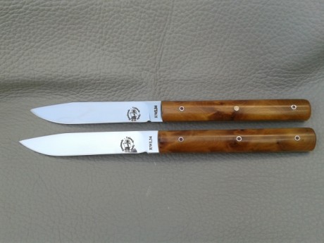 Juego de cuchillos de mesa, realizado en acero inox. RWL34, y encabado con Raiz de Thuya. 02