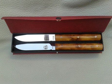 Juego de cuchillos de mesa, realizado en acero inox. RWL34, y encabado con Raiz de Thuya. 00