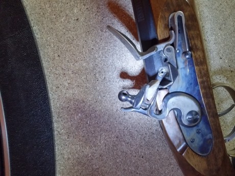 Hola vendo este rifle en calibre 50 para chispa. Se puede ver y probar en Madrid.Precio 400 portes incluidos 70