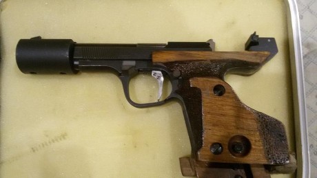 Está equipada con dos corgadores, un contrapeso de 250 gr, una llave alen y un maletín original, está 00
