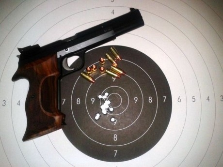 Sin lugar a dudas la pistola 9mm mas precisa de todos los tiempos es la SIG P210. Es imbatible en precisión 90