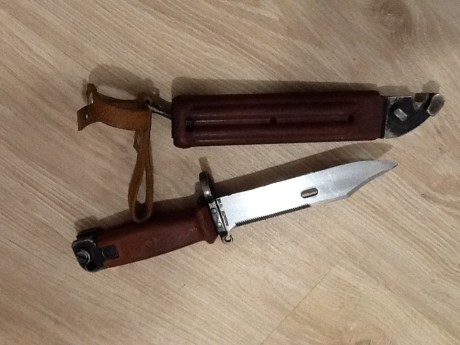 Se vende bayoneta para AK47 de fabricación sovietica en el Arsenal de Izveshkt con mango y funda de baquelita 01