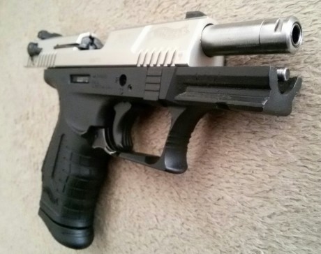   Hola amig@s!

Haciendo limpia en el armero le toca salir a esta P22 corta en acabado "duotone" 10