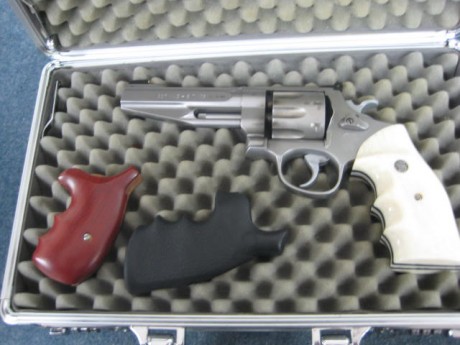 Hola, un amigo me ha pedido le anuncie éste revolver, S&W, Performance Center con tambor de 8 tiros.
Precio 02