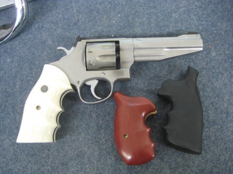 Hola, un amigo me ha pedido le anuncie éste revolver, S&W, Performance Center con tambor de 8 tiros.
Precio 01
