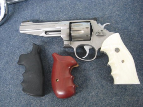 Hola, un amigo me ha pedido le anuncie éste revolver, S&W, Performance Center con tambor de 8 tiros.
Precio 00