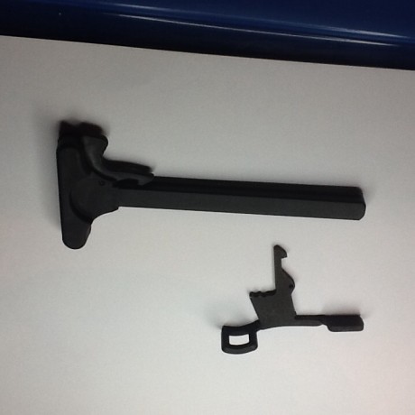 SE VENDE 

PIEZA PARA CONVERTIR LA PALANCA DE CARGA DE LA CARABINA S&W MP 15-22 EN AMBIDIESTRA Y ADEMAS 02
