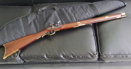 Un rifle cortito y cómodo, poco más de 1m de longitud. Una preciosidad. Madera con un tono rojizo satinado.
Marca 02