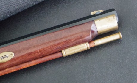 Un rifle cortito y cómodo, poco más de 1m de longitud. Una preciosidad. Madera con un tono rojizo satinado.
Marca 01