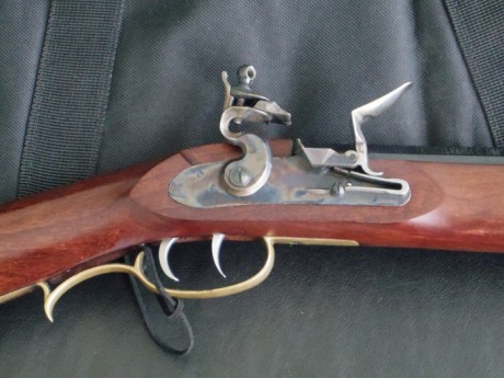 Un rifle cortito y cómodo, poco más de 1m de longitud. Una preciosidad. Madera con un tono rojizo satinado.
Marca 00