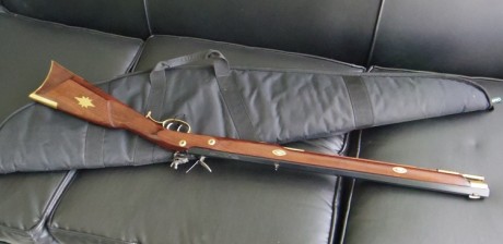 Un rifle cortito y cómodo, poco más de 1m de longitud. Una preciosidad. Madera con un tono rojizo satinado.
Marca 11