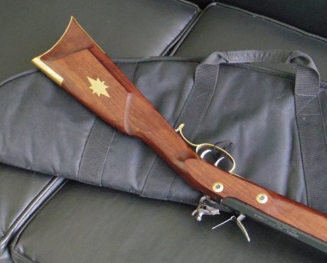 Un rifle cortito y cómodo, poco más de 1m de longitud. Una preciosidad. Madera con un tono rojizo satinado.
Marca 10