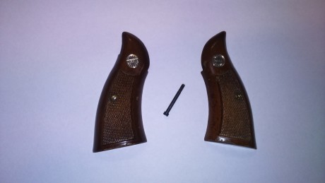 Se venden estas cachas de revolver marca ASTRA modelo 960. Precio 20,00€ + portes. 01