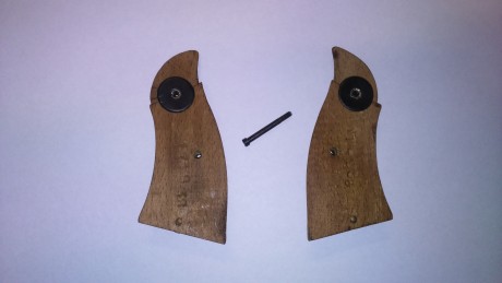 Se venden estas cachas de revolver marca ASTRA modelo 960. Precio 20,00€ + portes. 00