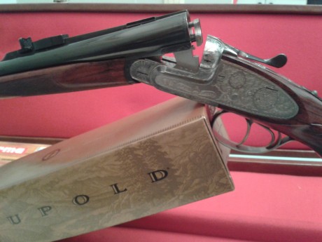 Vendo rifle express paralelo de la marca EGO, hecho artesanal en España, con pletinas grabadas, doble 00