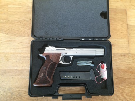 Vendo o cambio por Sig Xsix de las nuevas una P210 perfecta,
Precio venta 2000€ 02