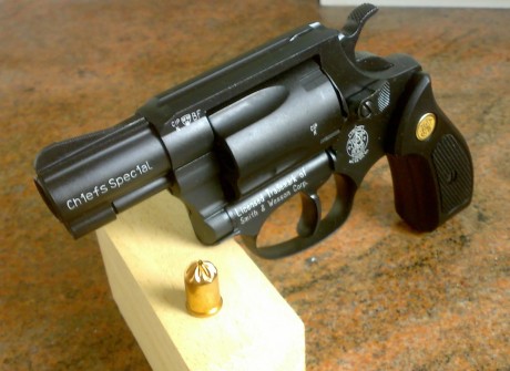 Los reyes han pasado por casa con un poco de retraso y me han dejado un clásico, el S&W Chiefs Special 02