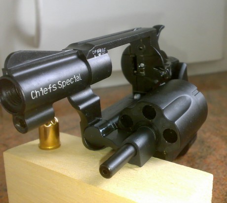 Los reyes han pasado por casa con un poco de retraso y me han dejado un clásico, el S&W Chiefs Special 01