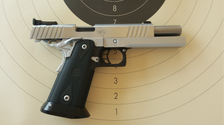 Muy buenas a todos!!!!

Pongo a la venta esta magnifica arma por no usar.
La pistola esta completamente 02