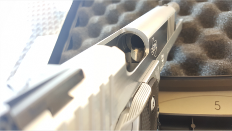 Muy buenas a todos!!!!

Pongo a la venta esta magnifica arma por no usar.
La pistola esta completamente 10