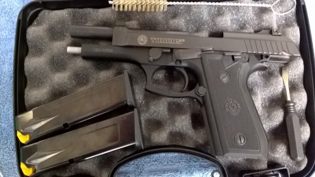 Las dos por 500 EUR.
La Taurus(Nueva) 2 cargadores,miras regulables en alza y deriva,150 disparos,fecha 02