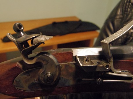 Un rifle cortito y cómodo, poco más de 1m de longitud. Una preciosidad. Madera con un tono rojizo satinado.
Marca 112