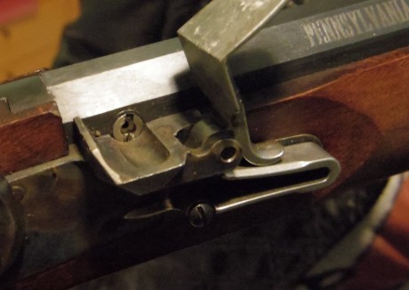 Un rifle cortito y cómodo, poco más de 1m de longitud. Una preciosidad. Madera con un tono rojizo satinado.
Marca 111