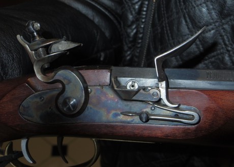 Un rifle cortito y cómodo, poco más de 1m de longitud. Una preciosidad. Madera con un tono rojizo satinado.
Marca 110