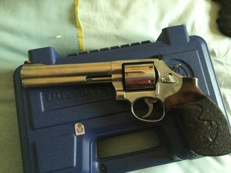 Hola, vendo mi revolver 686,en acero inox, de seis pulgadas, calibre 38/357 magnum. 
Siempre ha tirado 121