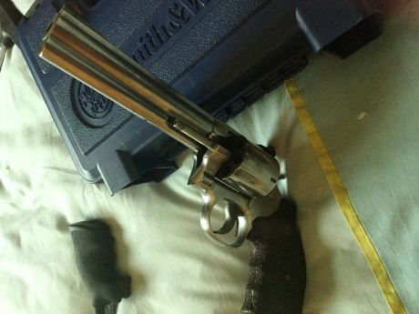 Hola, vendo mi revolver 686,en acero inox, de seis pulgadas, calibre 38/357 magnum. 
Siempre ha tirado 120