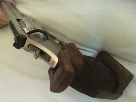 Hola, vendo las cachas de mi revólver smith & wesson, de seis pulgadas, un 686 , con empuñaduras round 00