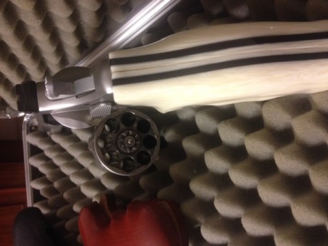 Hola, un amigo me ha pedido le anuncie éste revolver, S&W, Performance Center con tambor de 8 tiros.
Precio 10