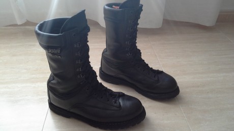 Vendo botas bestard Army. Número 40/41. Membrana goretex. Suela Vibram. Tienen poquisimo uso. Praticamente 02