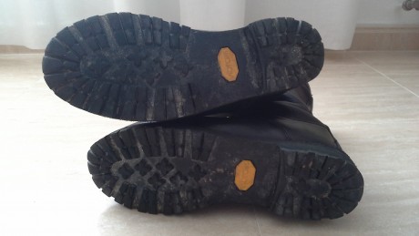 Vendo botas bestard Army. Número 40/41. Membrana goretex. Suela Vibram. Tienen poquisimo uso. Praticamente 00