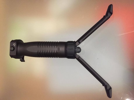 nuevo a estrenar , grip delantero de la marca BT , para armas largas , con patas extensibles para tirar 01