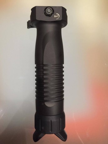nuevo a estrenar , grip delantero de la marca BT , para armas largas , con patas extensibles para tirar 00