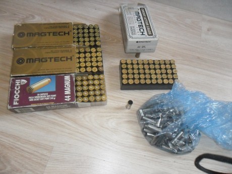 Se ponen en venta 150 vainas del calibre 44 Magnum con un solo tiro y en sus cajas, 50 vainas del mismo 01