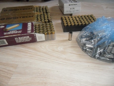 Se ponen en venta 150 vainas del calibre 44 Magnum con un solo tiro y en sus cajas, 50 vainas del mismo 00