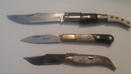 Vendo estas tres piezas de mi colección:
JJ Martinez arabe de carraca con cachas combinadas bufalo/ciervo
JJ 00