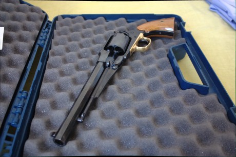 Hola.

Tengo dos revólveres Uberti un "Improved" con armazón forjado y uno en acero inoxidable. 01