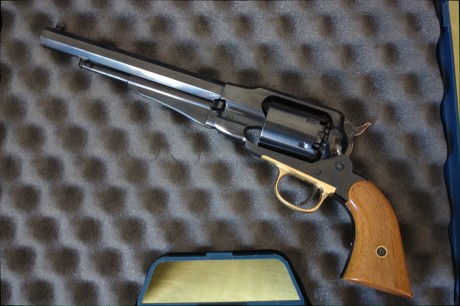 Hola.

Tengo dos revólveres Uberti un "Improved" con armazón forjado y uno en acero inoxidable. 00