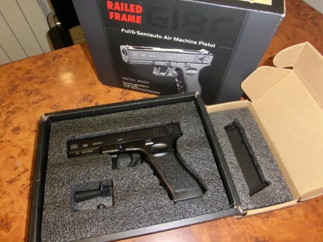 VENDIDA!! Se puede cerrrar! Pistola Railed Frame Airsoft GLOCK G18C Metal Body Gas Blowback + cargador 02
