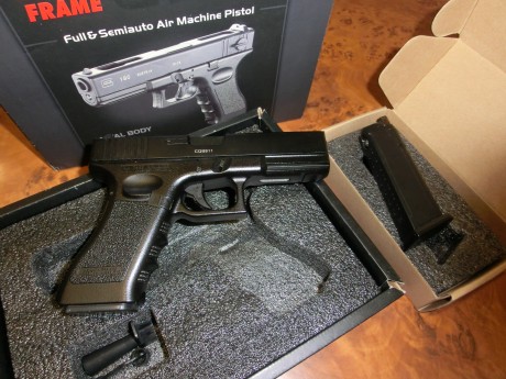 VENDIDA!! Se puede cerrrar! Pistola Railed Frame Airsoft GLOCK G18C Metal Body Gas Blowback + cargador 00