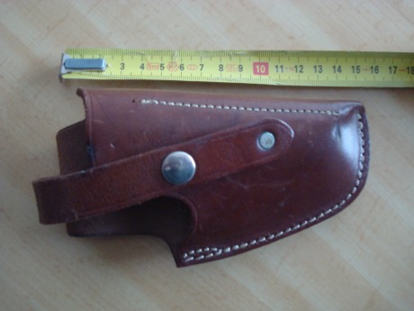  DSC06946.JPG  DSC06947.JPG 

Funda marca Astra para pistola pequeña (tipo DKL¿?), cuero muy grueso como 01