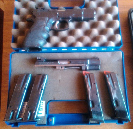 ¡Buenas!:

Vendo pistola CZ-75B calibre 9mm Pb. con kit calibre 22 lr. El arma se vende con dos cargadores 00