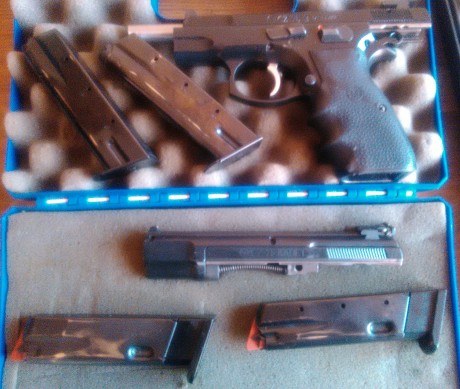 ¡Buenas!:

Vendo pistola CZ-75B calibre 9mm Pb. con kit calibre 22 lr. El arma se vende con dos cargadores 11