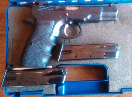 ¡Buenas!:

Vendo pistola CZ-75B calibre 9mm Pb. con kit calibre 22 lr. El arma se vende con dos cargadores 10