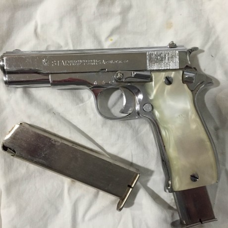 Se vende preciosa Pistola STAR Super S niquelada y GUIADA en F, calibre 9 corto, con dos cargadores también 00