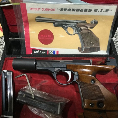 Se vende magnífica pistola UNIQUE modelo DES 69, de calibre 22 y guiada en F. La pistola dispara de maravilla, 00